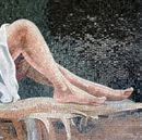 Брюнетка в белом платье, мозаика крупным планом