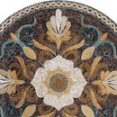 Медальон-мозаика с золотым узором крупным планом