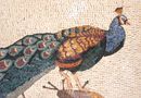 Mosaik Pfau auf Ast Zoom