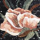 Розовый цветок, картина из мозаики крупным планом