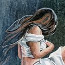 Брюнетка в белом платье, мозаика крупным планом