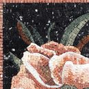 Розовый цветок, картина из мозаики крупным планом