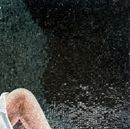 Брюнетка в белом платье, мозаика крупным планом