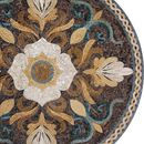 Медальон-мозаика с золотым узором крупным планом