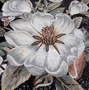 Белые цветы на черном, мозаика крупным планом