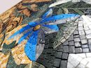 Вазон с синими и белыми цветами, мозаика крупным планом