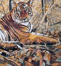 Тигр в осеннем лесу, мозаика крупным планом