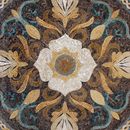 Медальон-мозаика с золотым узором крупным планом