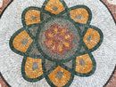 Эклектичный медальон из мозаики крупным планом