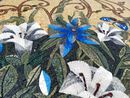 Вазон с синими и белыми цветами, мозаика крупным планом