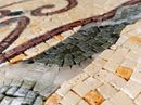 Вазон с синими и белыми цветами, мозаика крупным планом