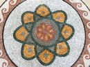 Эклектичный медальон из мозаики крупным планом