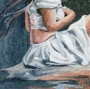 Брюнетка в белом платье, мозаика крупным планом