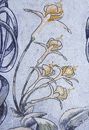 Gelbe Lilien, die sich um ein blaues Spalier winden Zoom