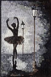 Танцующая по городу балерина, мозаика