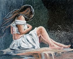 Брюнетка в белом платье, мозаика