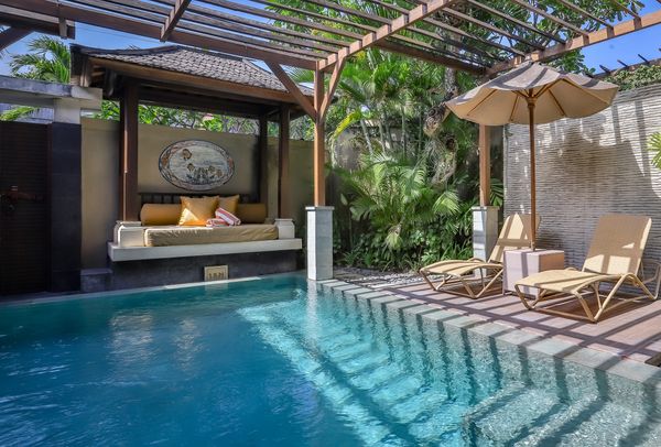 Овальная мозаика с рыбами Установлена