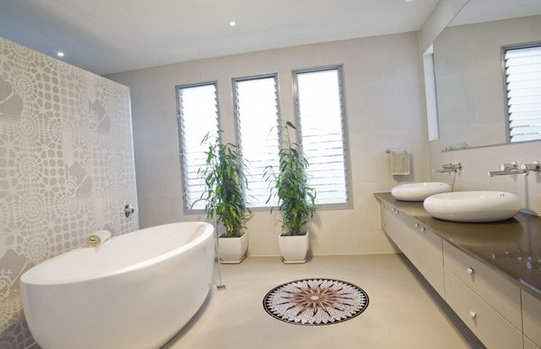 Rundes Mosaik mit Sonnenaufgang-Motiv Verlegt