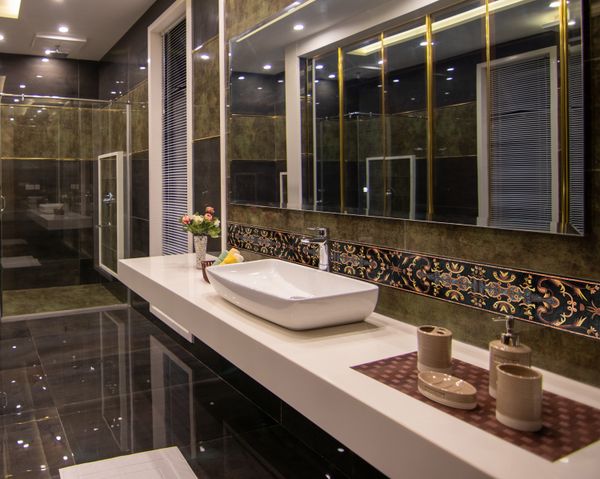 Mosaik Bordüre in Schwarz Gold Verlegt