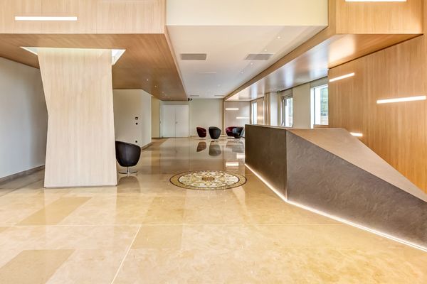 Boden-Mosaik in Brauntönen Verlegt