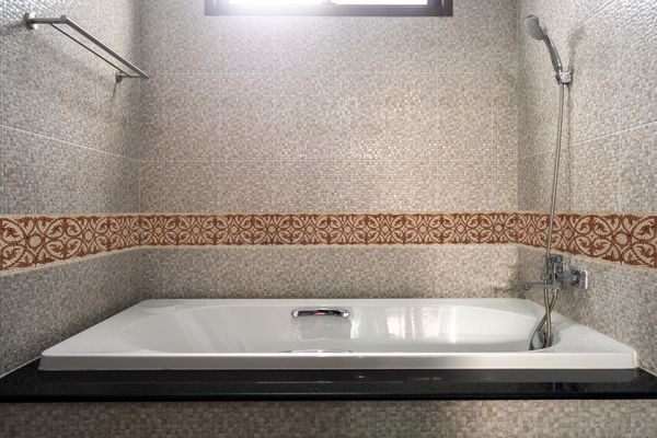 Rot und Creme gemustertes Mosaik, 600x25 cm Verlegt