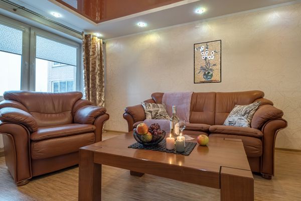 Weiße Wildblumen Vase Mosaik Verlegt