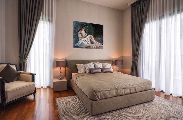 Брюнетка в белом платье, мозаика Установлена